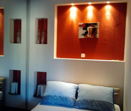 Búvóhely - Déli I, ágy tükrös szekrénnyel